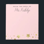 Vom Schreibtisch aus leicht rosa Imitate Gold Star Notizblock<br><div class="desc">Hellrosa Notizblock bedruckt mit Imitaten goldenen Sternen,  perfekt für Lehrer. Fügen Sie Ihren Namen in einem charmanten handgeschriebenen Skript hinzu.</div>