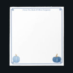 vom Schreibtisch | Classic Blue and White Pumpkin Notizblock<br><div class="desc">Klassisch mit Drehung Notizblock Design, dass Sie mit Ihrem eigenen Text, einschließlich eines Namens, personalisieren können. Das Design umfasst eine griechische Eckleiste mit blauen Wasserfarbenkürbungen in den unteren links und unteren rechten Ecken. Diese wurden ursprünglich von mir handgemalt, bevor sie in digitale Form gescannt wurden. Bitte beachten Sie, dass Sie...</div>