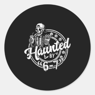 Von 6 7 heimgesucht Lustiges Halloween Sechs Siebe Runder Aufkleber