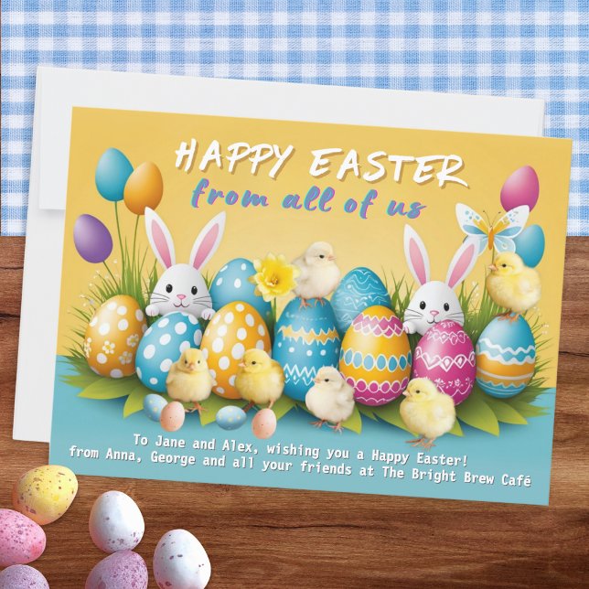 Von allen Niedlichen sonnigen Ostern Feiertagskarte (A personalized card with 'Happy Easter from all of us', colorful eggs, rabbits and fluffy chicks)