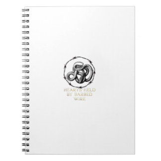 Von Barbed Wire Notebook gehaltene Herzen Notizblock
