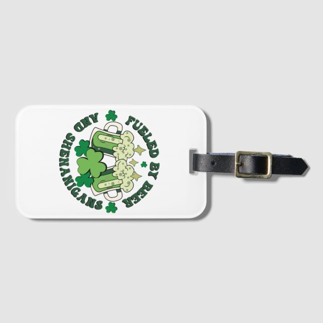 Von Bier und Shenanigans gespeist Gepäckanhänger (Vorderseite (Horizontal))