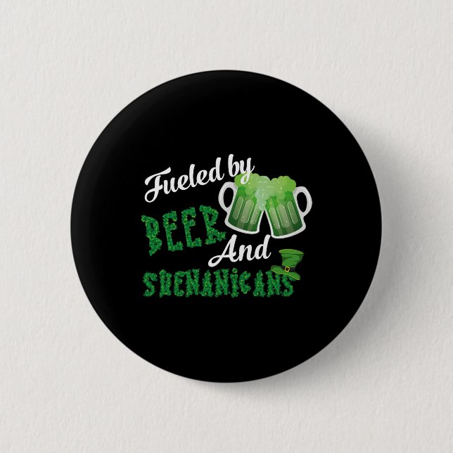 Von Bier und Shenanigans gespeist St. Patricks Day Button (Vorderseite)