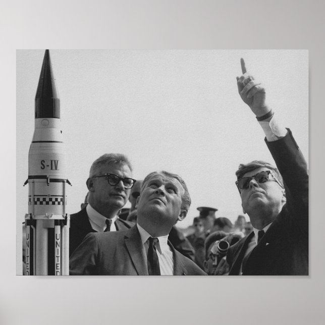 Von Braun und JFK auf dem Weg zum Himmel Poster (Vorne)