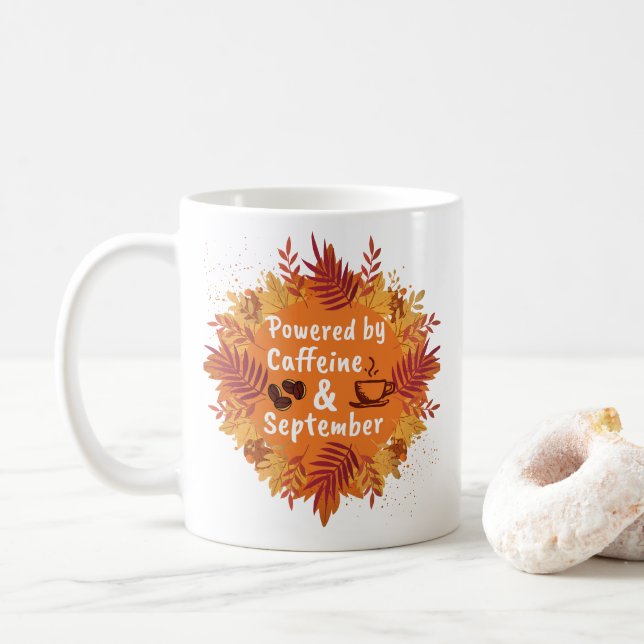 Von Coffein und September angetrieben Kaffeetasse (Mit Donut)