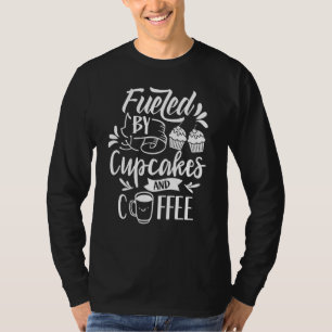 Von Cupcakes und Kaffee Niedlicher Kuchen genährt T-Shirt