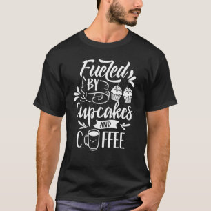 Von Cupcakes und Kaffee Niedlicher Kuchen genährt T-Shirt