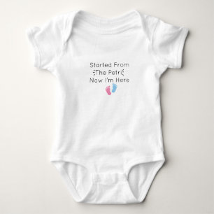 von den Petri angefangen, jetzt bin ich hier Baby Strampler