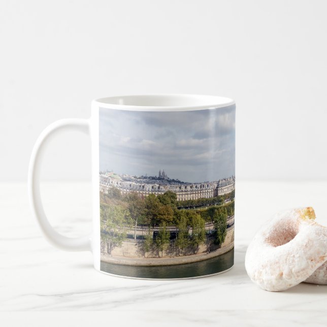 Von der Dachterrasse des Musee d'Orsay hat man ein Kaffeetasse (Mit Donut)