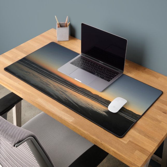 Von der Dämmerung bis zur Dämmerung am Foto. Schreibtischunterlage (Büro 2)