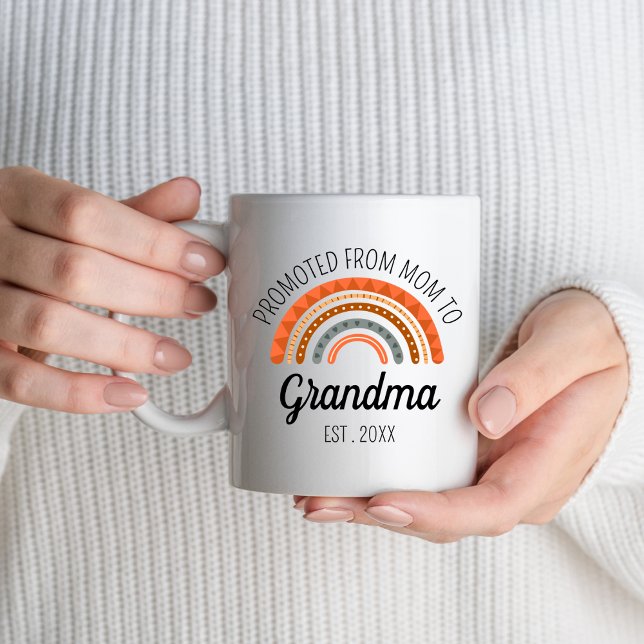 Von der Mama bis Oma Est 2024 neues Oma befördert Tasse (Von Creator hochgeladen)