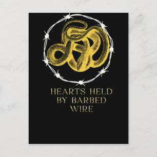 Von der Postkarte "Barbed Wire" gehaltene Herzen