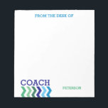 Von der Rezeption des Coach Masculine Zickzack tre Notizblock<br><div class="desc">Vom Schreibtisch der Coach Masculine Zickzack trendige Personalisierte Notepad. Ein lustiges,  individuelles Geschenk für Ihren Lieblings-Coach. Personalisieren Sie diese Noten in Blau- und Grüntönen. Zickzack Streifen Blues und Grüntöne unter dem Wort COACH in dunkelblau ist perfekt für einen Trainer jeder Art. Farbenfrohe personalisierte Notizblöcke für Ihren Trainer.</div>