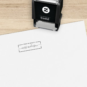 Von der Schreibfläche des Schreibtischs des Lehrer Permastempel