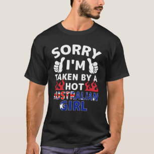 Von einem heißen australischen Mädchen übernommen T-Shirt