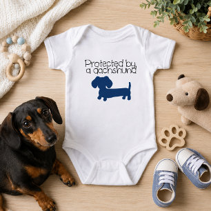 Von einer Dackel geschützt (blau) Baby Strampler
