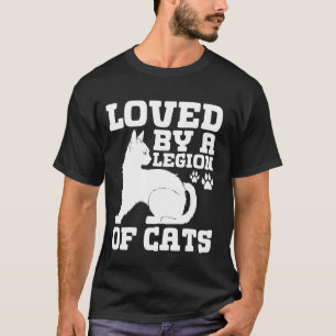 Von einer Legion von Katzen geliebte Oma T-Shirt