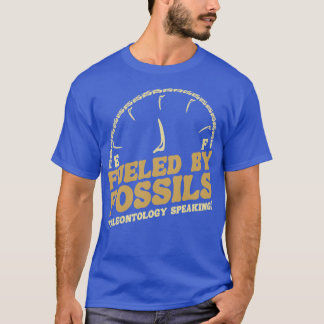 Von Fossilien gespeist T-Shirt