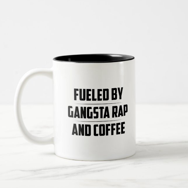 VON GANGSTA RAP UND KAFFEE BEKRÄFTIGT ZWEIFARBIGE TASSE (Links)