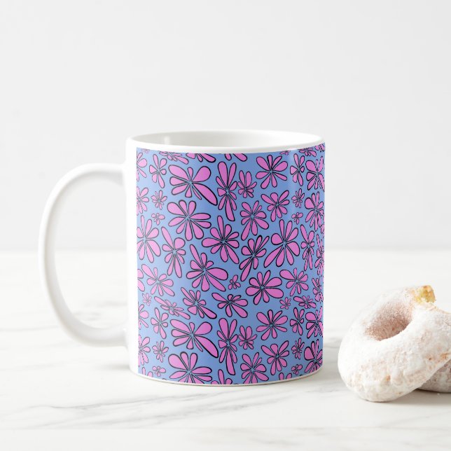 Von Hand gezeichnet Rosa Blütenblume auf Maisblume Kaffeetasse (Mit Donut)
