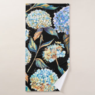 Von Hand gezeichnet Wasserfarbenmuster mit weißem  Badehandtuch