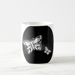 von Hand gezeichneter Schmetterling Kaffeetasse