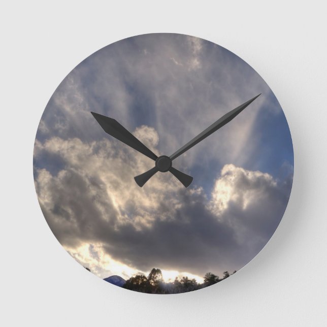 Von hinten beleuchtete Wolken Runde Wanduhr (Vorderseite)