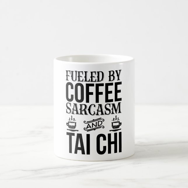 Von Kaffee Sarcasm und Tai Chi gespeist  Kaffeetasse (Mittel)