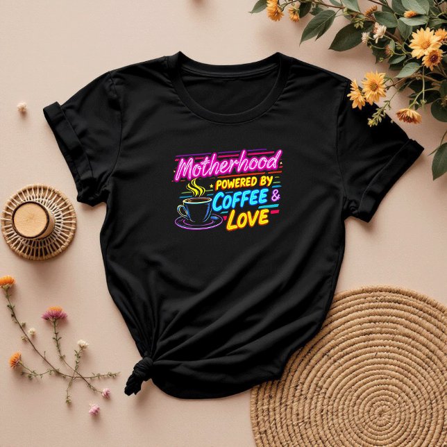 Von Kaffee und Liebe angetrieben | Mama T-Shirt (Von Creator hochgeladen)