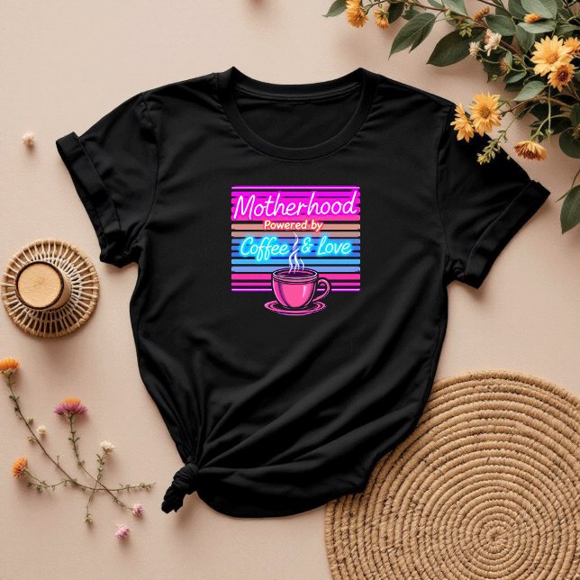 Von Kaffee und Liebe gespeist | Niedliche und sonn T-Shirt (Von Creator hochgeladen)