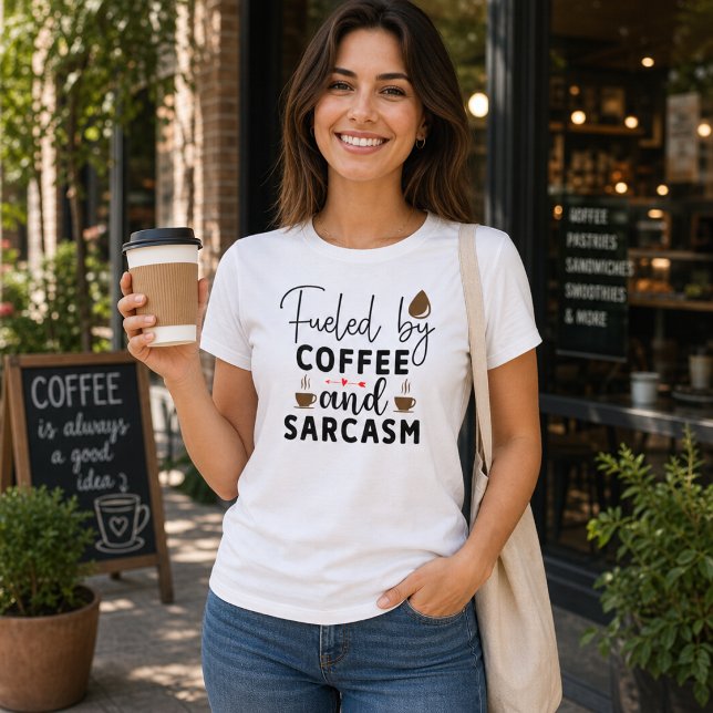Von Kaffee und Sarcasm gespeist T-Shirt (Von Creator hochgeladen)