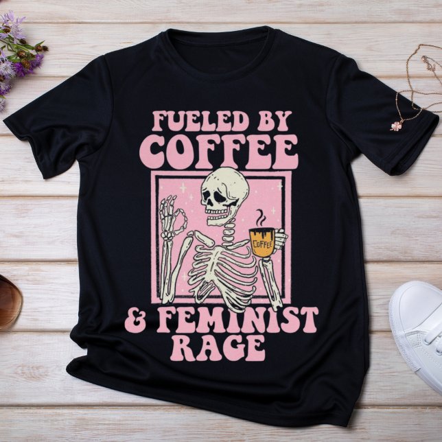 Von Kaffee und weiblichem Rage gespeist T-Shirt (Von Creator hochgeladen)