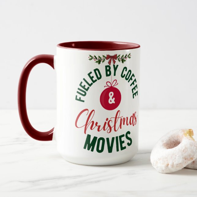 Von Kaffee- und Weihnachtsfilmen angeregt Tasse (Mit Donut)