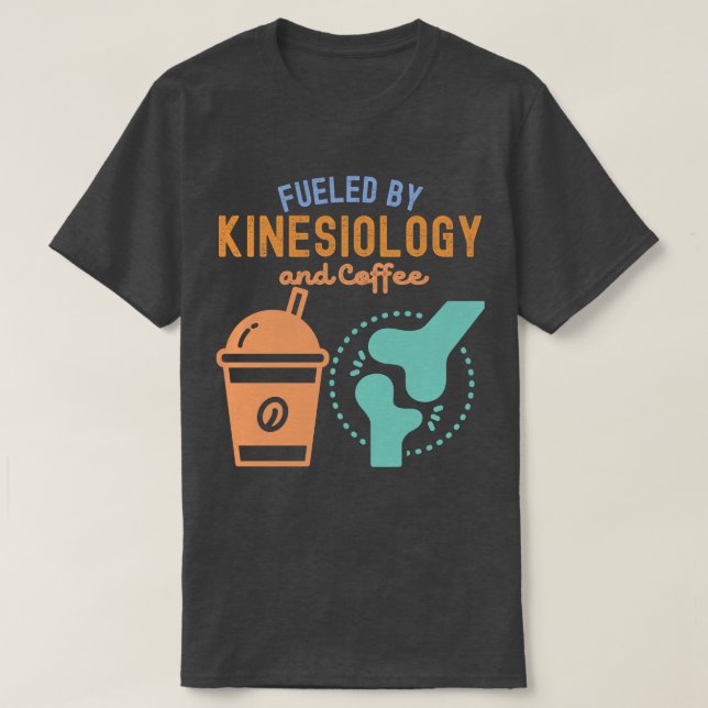 Von Kinesiologie und Kaffee gespeist T-Shirt (Design vorne)