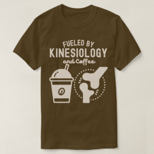 Von Kinesiologie und Kaffee gespeist T-Shirt