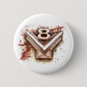 Von klassischem Auto: Rostiges altes V8-Emblem in Button