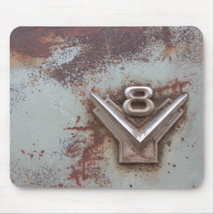 Von klassischem Auto: Rostiges altes V8-Emblem in Mousepad