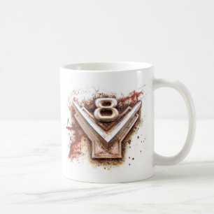 Von klassischem Auto: Rostiges altes V8-Emblem in Tasse