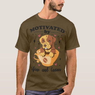 von Koffein und Hunden motivierte Hunde und Kaffee T-Shirt