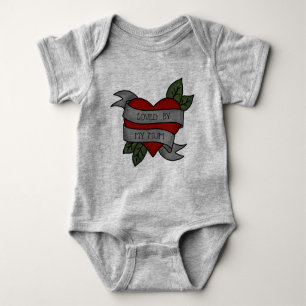 VON MEINEM MUM LIEBT - Tätowierung mit dem Herzen  Baby Strampler