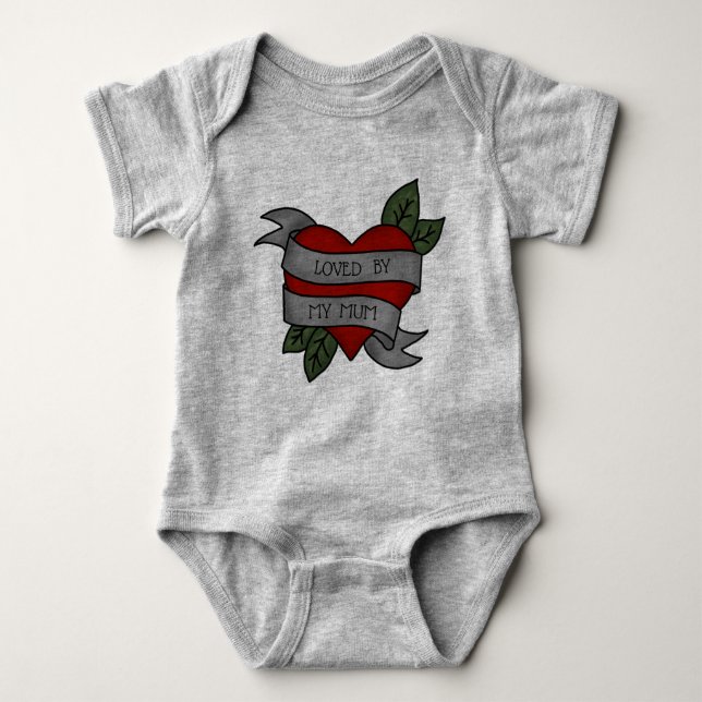 VON MEINEM MUM LIEBT - Tätowierung mit dem Herzen  Baby Strampler (Vorderseite)