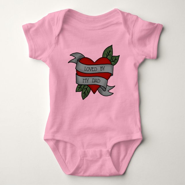 VON MEINEM VATER LIEBT - Herz-Sash-Tätowierung Baby Strampler (Vorderseite)