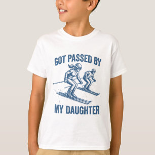 Von meiner Tochter beim Skifahren getreten Geschen T-Shirt