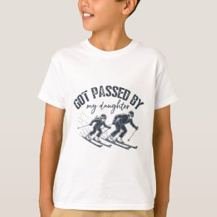 Von meiner Tochter beim Skifahren getreten Lustige T-Shirt