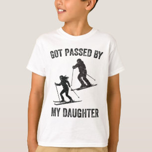 Von meiner Tochter beim Skifahren getreten Lustige T-Shirt
