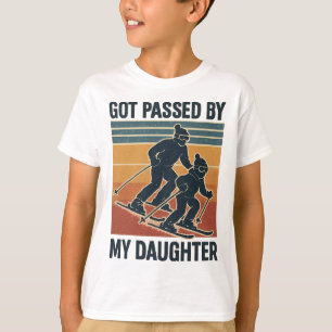 Von meiner Tochter beim Skifahren getreten Lustige T-Shirt