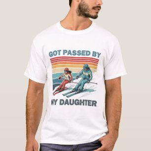 Von meiner Tochter beim Skifahren überholt Lustige T-Shirt