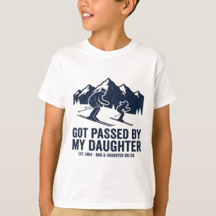 Von meiner Tochter beim Skifahren überholt Lustige T-Shirt