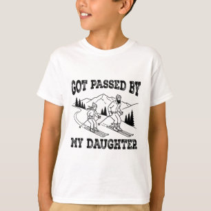 Von meiner Tochter beim Skifahren überholt Lustige T-Shirt