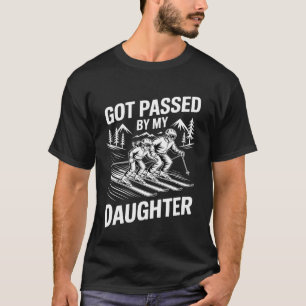 Von meiner Tochter beim Skifahren überholt Lustige T-Shirt